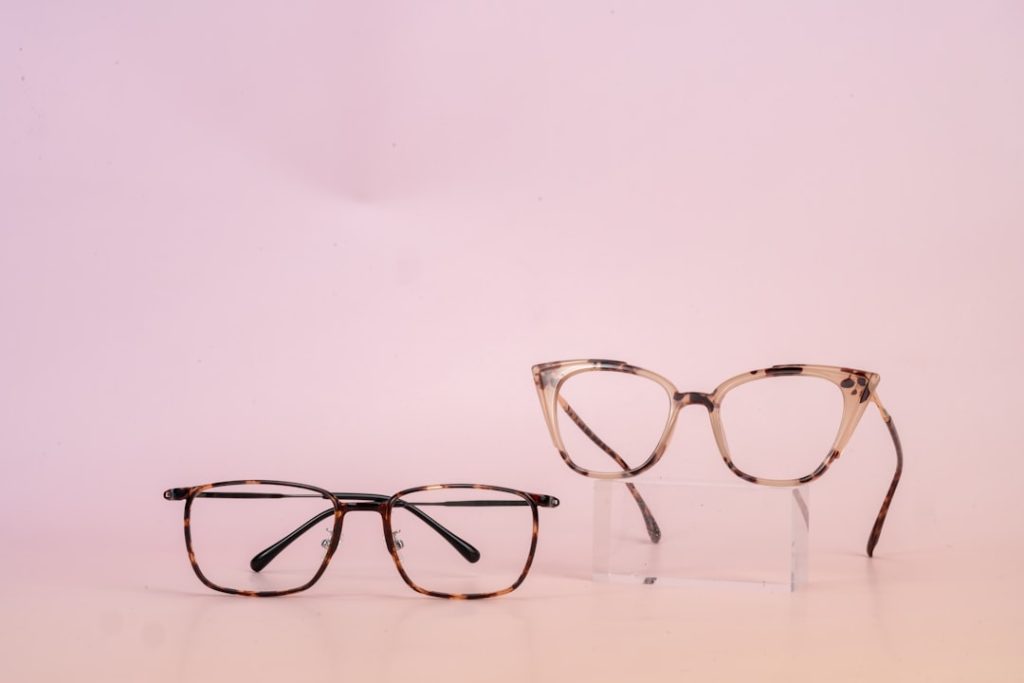 découvrez notre collection de montures de lunettes élégantes et confortables, adaptées à tous les styles et budgets pour sublimer votre regard au quotidien.