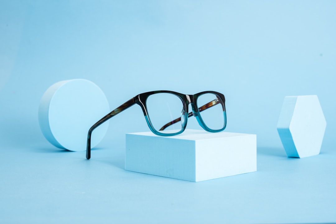 découvrez notre collection de montures de lunettes élégantes et confortables, adaptées à tous les styles et besoins visuels.