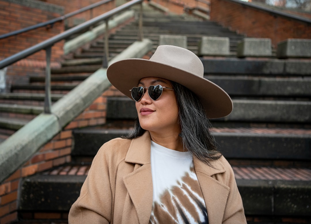 découvrez notre collection élégante de chapeaux fedora, alliant style classique et modernité pour parfaire toutes vos tenues.
