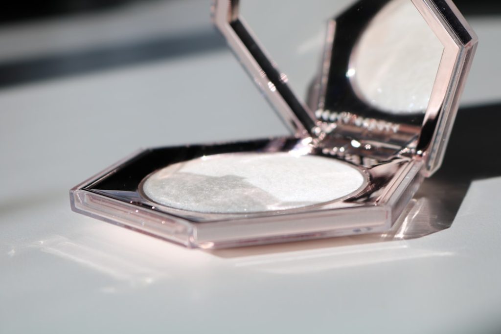 découvrez fenty, la marque innovante de beauté et de mode qui célèbre la diversité et l'inclusion avec des produits de haute qualité adaptés à toutes les carnations.
