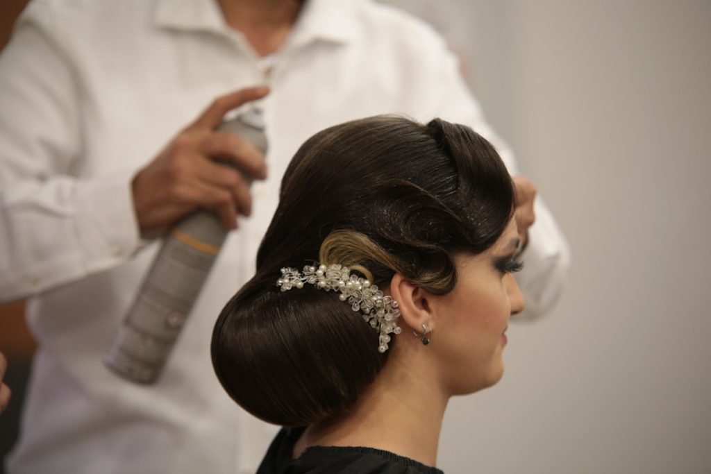 découvrez des astuces efficaces pour donner du volume aux cheveux fins et obtenir une coiffure plus dense et éclatante.