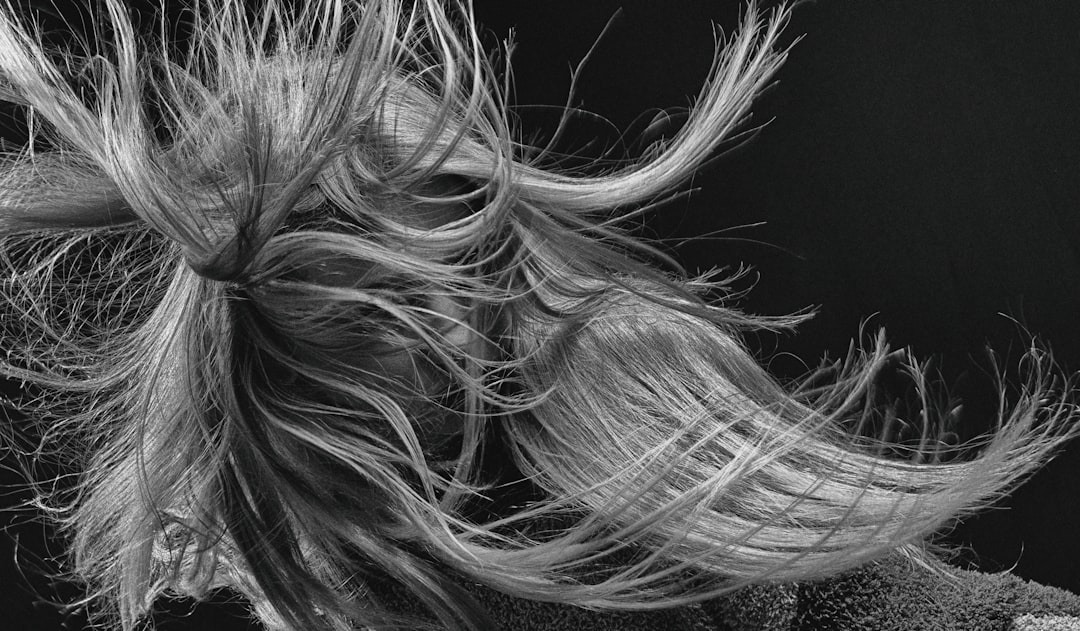 découvrez nos astuces et produits pour apporter du volume aux cheveux fins et gagner en densité et vitalité.
