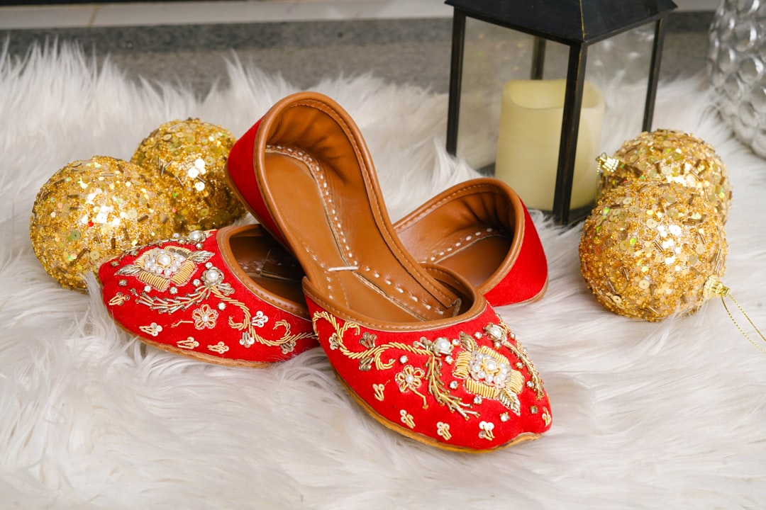 découvrez notre collection de chaussures plates alliant confort et élégance, parfaites pour un style décontracté ou professionnel au quotidien.