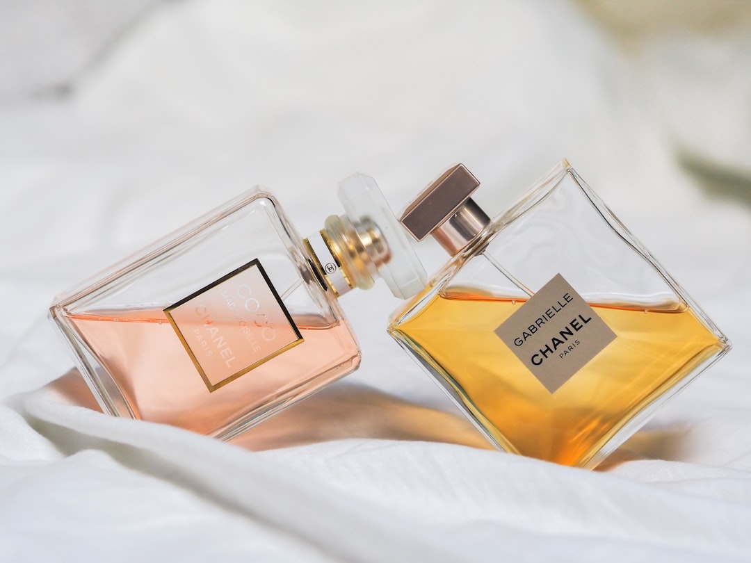 découvrez notre comparaison détaillée des fragrances pour trouver le parfum parfait qui correspond à votre style et vos préférences.