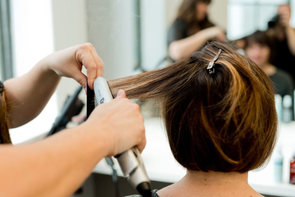 le hair contouring est une technique de coloration capillaire qui met en valeur la forme du visage en jouant sur les nuances et les volumes pour un effet naturel et lumineux.