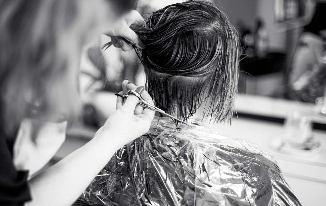 découvrez le hair contouring, une technique de coloration capillaire qui sublime les contours du visage en apportant lumière et harmonie à votre coiffure.