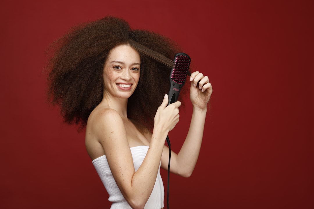 découvrez notre lisseur à cheveux professionnel pour des coiffures lisses, brillantes et sans frisottis. facile à utiliser et adapté à tous types de cheveux.