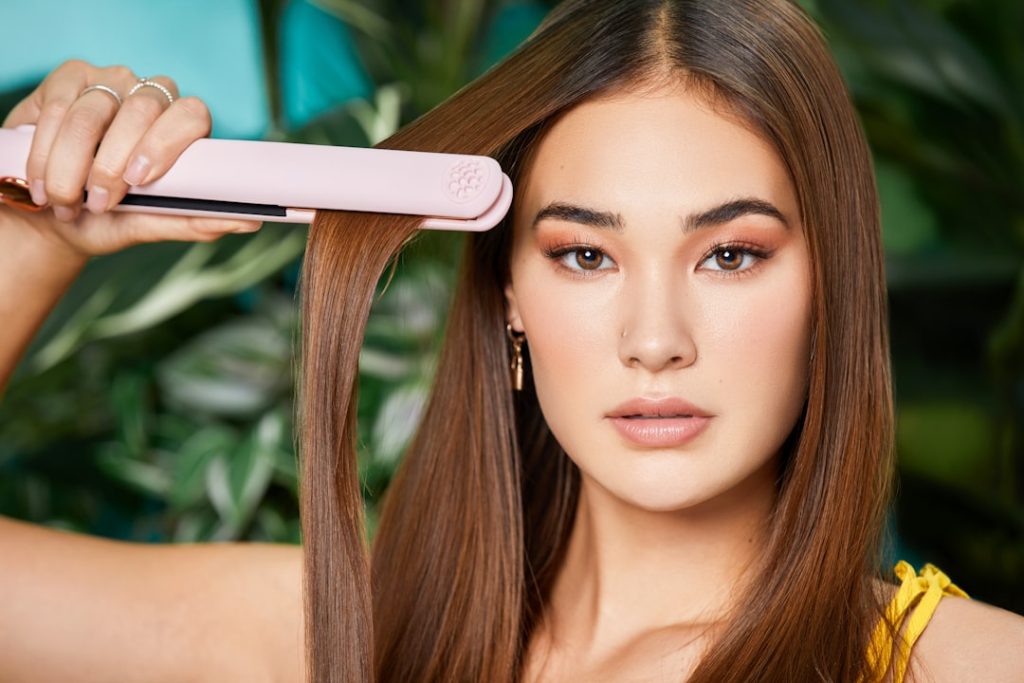 découvrez notre lisseur à cheveux performant pour des cheveux lisses, brillants et soyeux en un seul passage. facile à utiliser et adapté à tous types de cheveux.