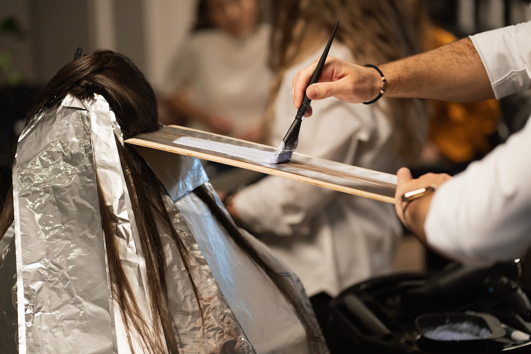 découvrez nos conseils et astuces pour des soins capillaires adaptés à tous types de cheveux, afin de les garder sains, brillants et forts au quotidien.