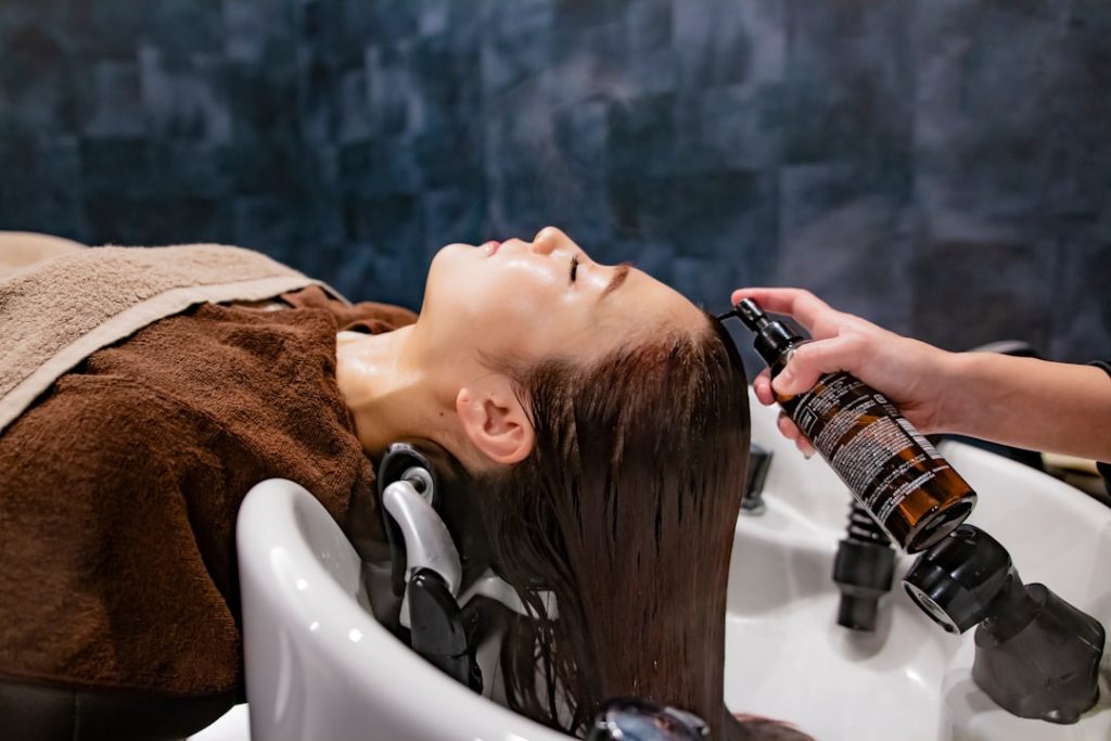 découvrez nos conseils et astuces pour prendre soin de vos cheveux au quotidien, avec des produits naturels et des routines adaptées à tous types de cheveux.