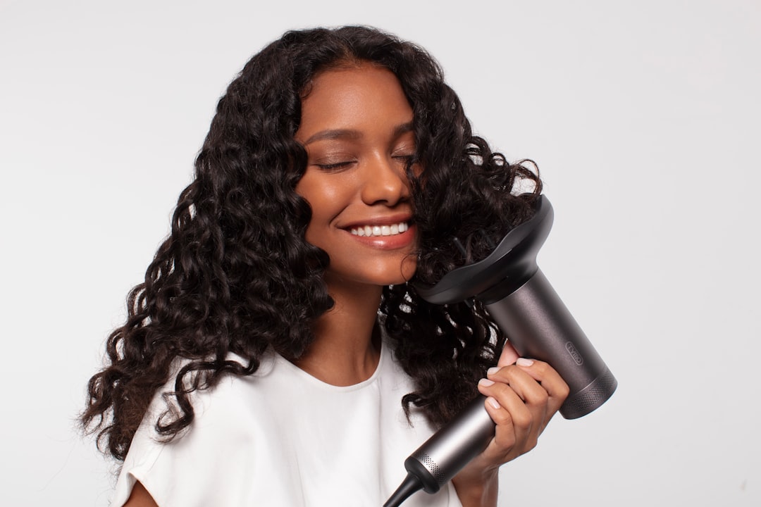 conseils et astuces pour prendre soin de vos cheveux au quotidien, des soins adaptés à tous les types de cheveux pour une chevelure saine et éclatante.