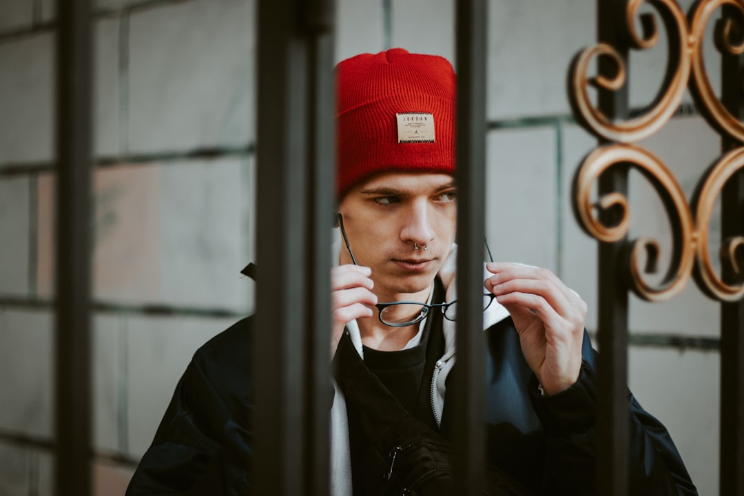 découvrez comment porter un bonnet avec style grâce à nos conseils simples et tendances pour un look décontracté ou urbain.
