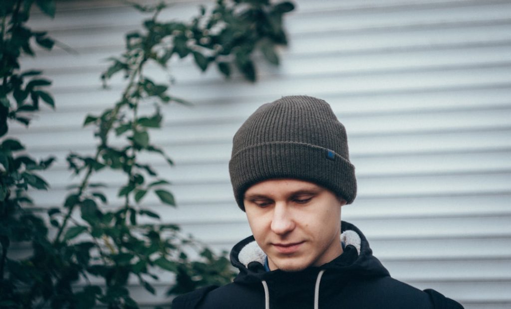 découvrez comment porter un bonnet avec style grâce à nos conseils pratiques et tendances, adaptés à toutes les occasions et morphologies.