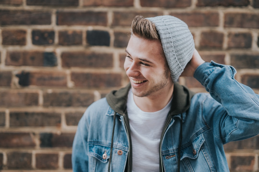 découvrez comment porter un bonnet avec style grâce à nos conseils simples et tendances pour toutes les occasions.