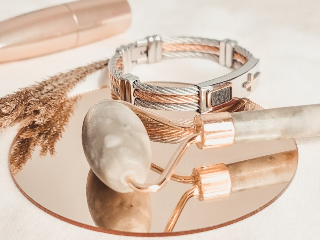 découvrez les bienfaits du jade roller, un outil de beauté naturel utilisé pour tonifier la peau, réduire les poches et favoriser la circulation sanguine du visage.