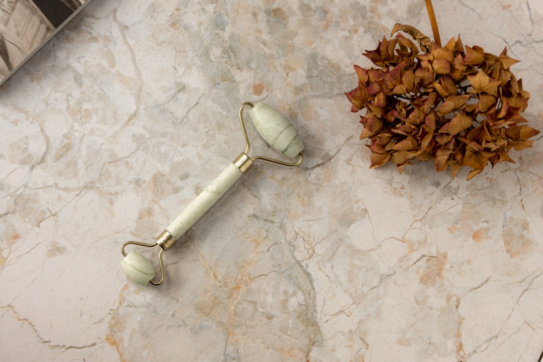 découvrez les bienfaits du jade roller pour une peau éclatante et revitalisée. un outil de massage naturel pour tonifier et apaiser votre visage.
