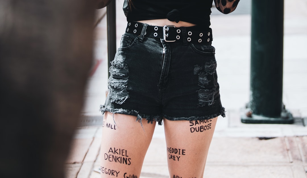 découvrez notre collection de shorts en cuir alliant style et confort, parfaits pour une allure tendance et audacieuse.