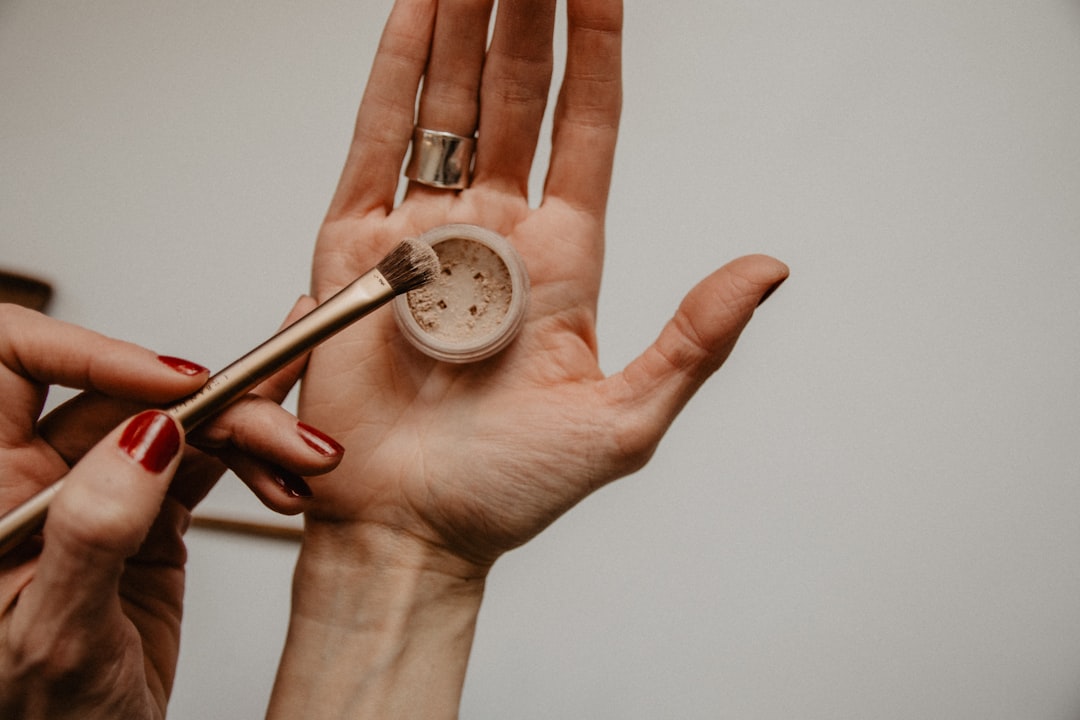 découvrez les meilleures méthodes et produits pour un démaquillage efficace et doux, adaptés à tous les types de peau.