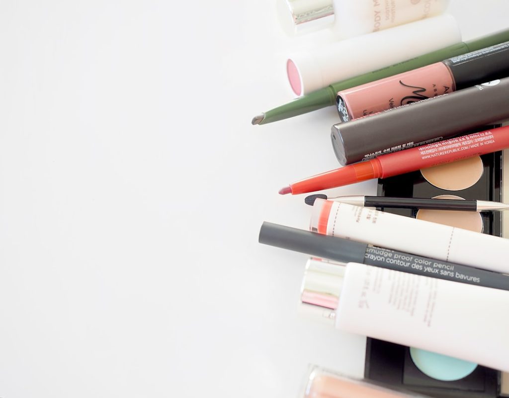 découvrez nos conseils et astuces efficaces pour un démaquillage en douceur, adapté à tous les types de peau, pour une peau propre et saine.