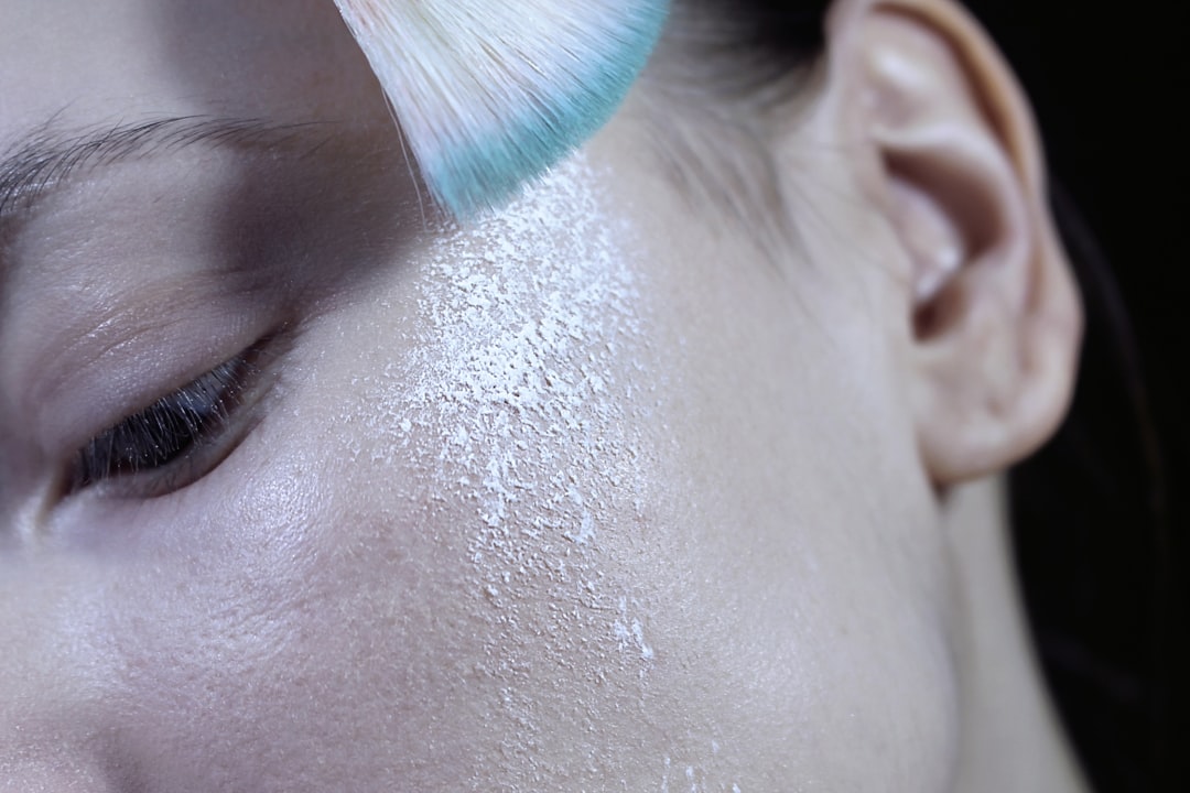 découvrez nos conseils et produits efficaces pour un démaquillage doux et complet, adapté à tous les types de peau.
