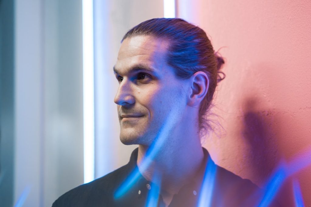découvrez tout sur le man bun, la coiffure tendance qui allie style et praticité pour hommes. astuces, entretien et inspirations pour adopter ce look avec élégance.