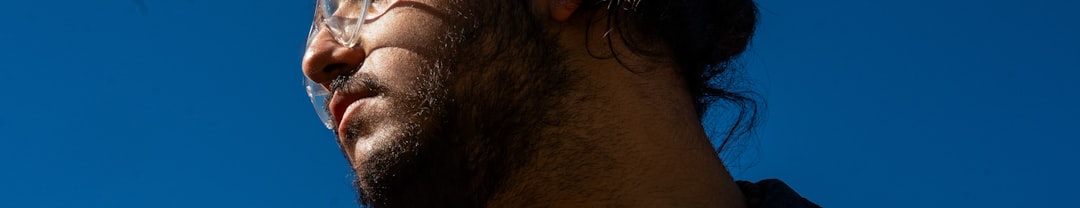 découvrez tout sur le man bun : style, conseils de coiffure et astuces pour adopter ce look tendance et pratique.