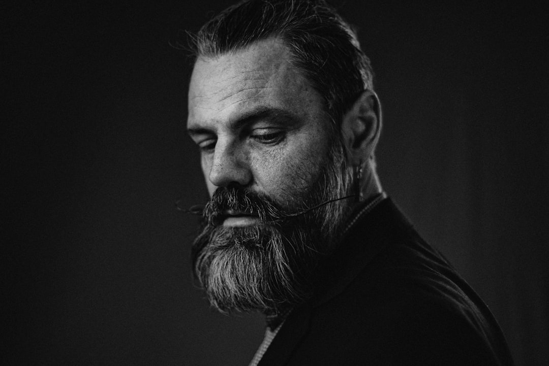 découvrez les différentes facettes de la masculinité, ses évolutions et son impact dans la société moderne.