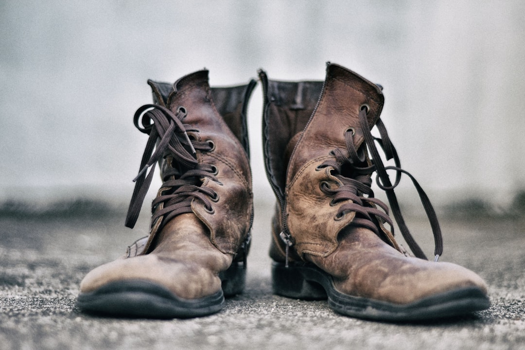 Comment choisir ses bottines pour homme : matière et style.