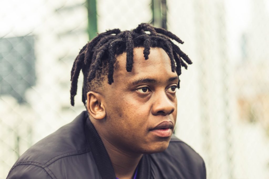 découvrez les tresses pour hommes, une coiffure tendance alliant style et originalité pour un look unique et moderne.