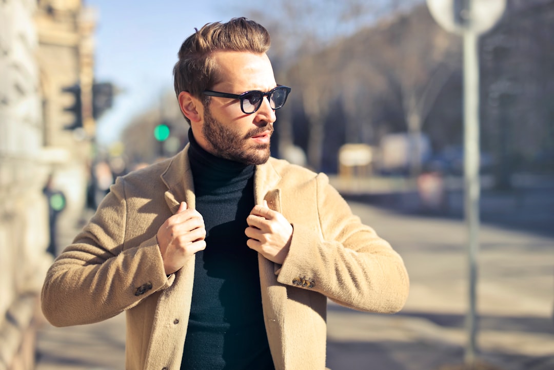 découvrez notre collection de tenues élégantes pour homme, alliant style sophistiqué et confort pour toutes les occasions.