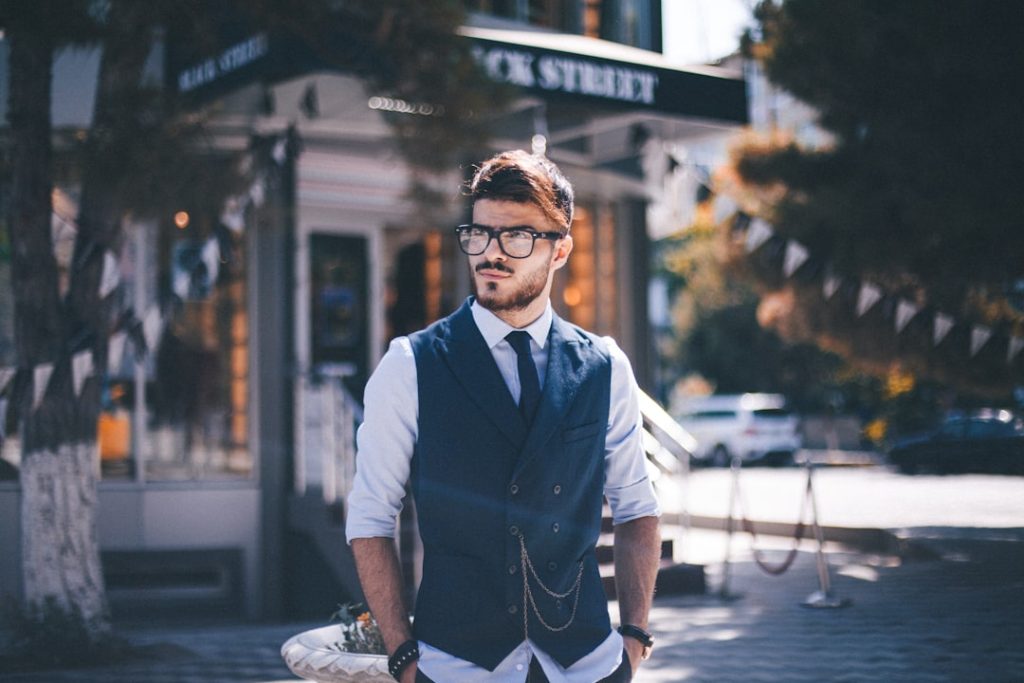 découvrez notre collection d'élégantes tenues pour hommes, alliant style raffiné et confort pour toutes les occasions.