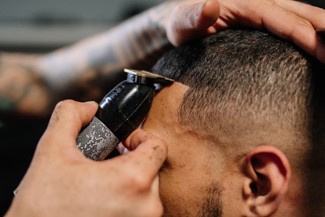 découvrez la coupe dégradée pour hommes, un style moderne et élégant qui sublime toutes les formes de visage. facile à entretenir et toujours tendance.