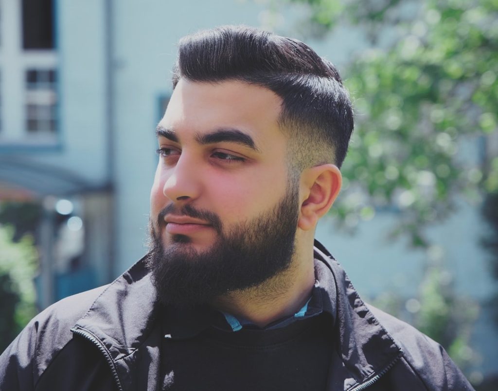 découvrez la coupe de cheveux dégradée pour hommes, un style moderne et élégant qui met en valeur la texture naturelle des cheveux avec un fondu progressif.