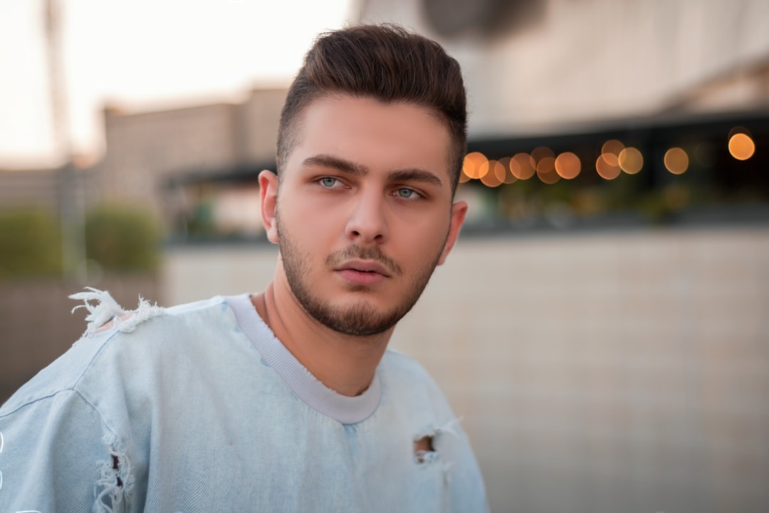 découvrez la coupe de cheveux dégradée pour hommes, un style moderne et élégant qui met en valeur la texture et la forme de vos cheveux. parfaite pour un look soigné et tendance.