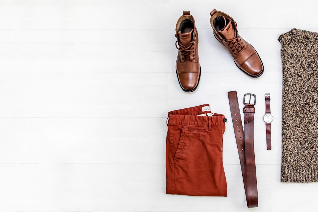 découvrez notre collection d'accessoires de mode pour hommes alliant style et tendance pour parfaire toutes vos tenues.