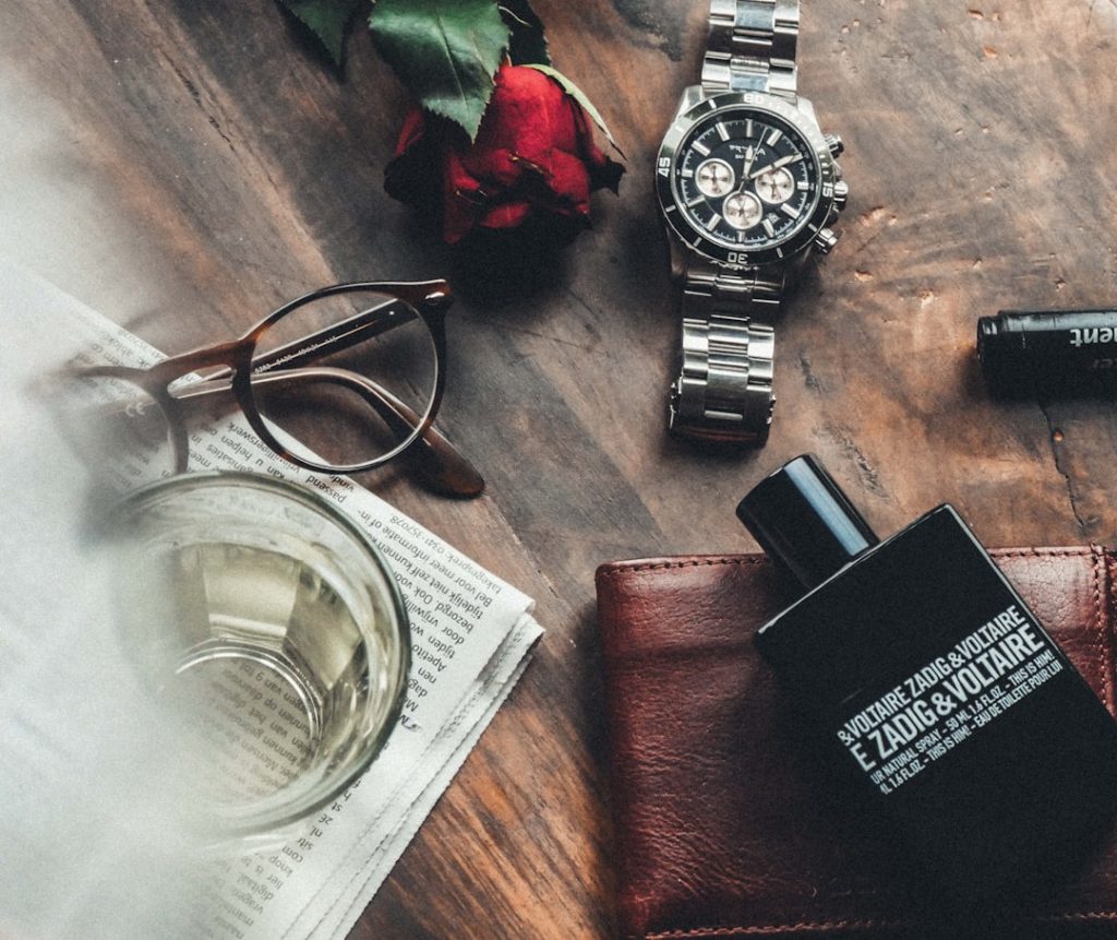 découvrez notre sélection raffinée d'accessoires de mode pour hommes, alliant style et élégance pour compléter toutes vos tenues.
