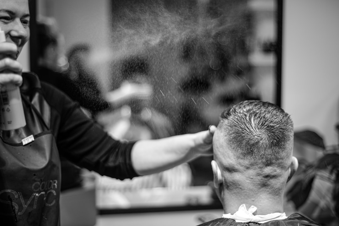 salon de coiffure pour hommes : coupes stylées, rasages précis et soins personnalisés pour sublimer votre look.