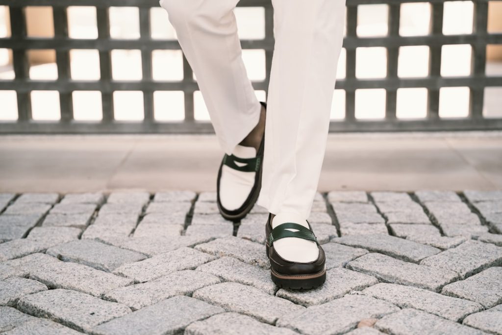 découvrez notre collection élégante de mocassins pour hommes, alliant confort et style pour toutes les occasions.