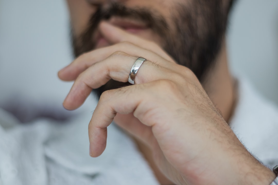 découvrez notre collection de bagues pour hommes alliant style et élégance, parfaites pour toutes les occasions.