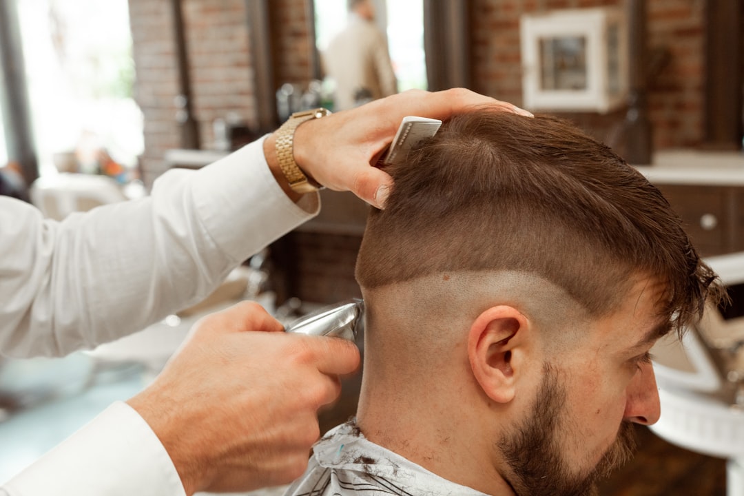 découvrez les meilleures coupes courtes pour hommes, alliant style moderne et praticité pour un look impeccable au quotidien.