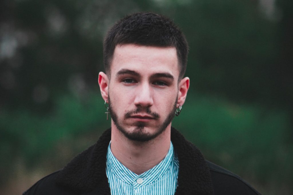 découvrez les coupes de cheveux courtes pour hommes, élégantes et faciles à entretenir, adaptées à tous les styles et toutes les occasions.