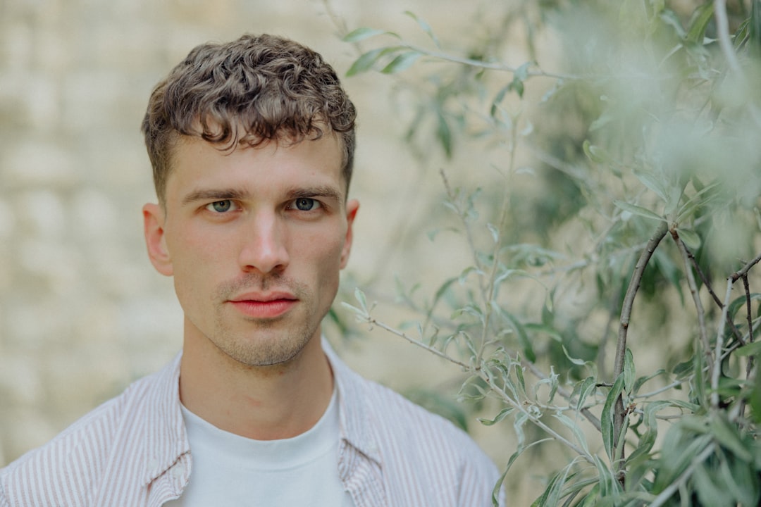 découvrez les coupes de cheveux courtes pour hommes, alliant style et modernité pour un look frais et soigné.