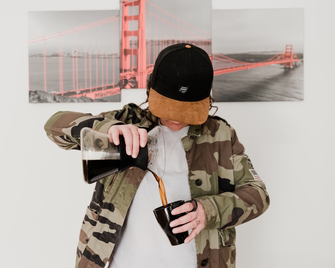 découvrez notre veste militaire streetwear pour hommes alliant style urbain et fonctionnalité. parfaite pour un look tendance et décontracté en toute saison.