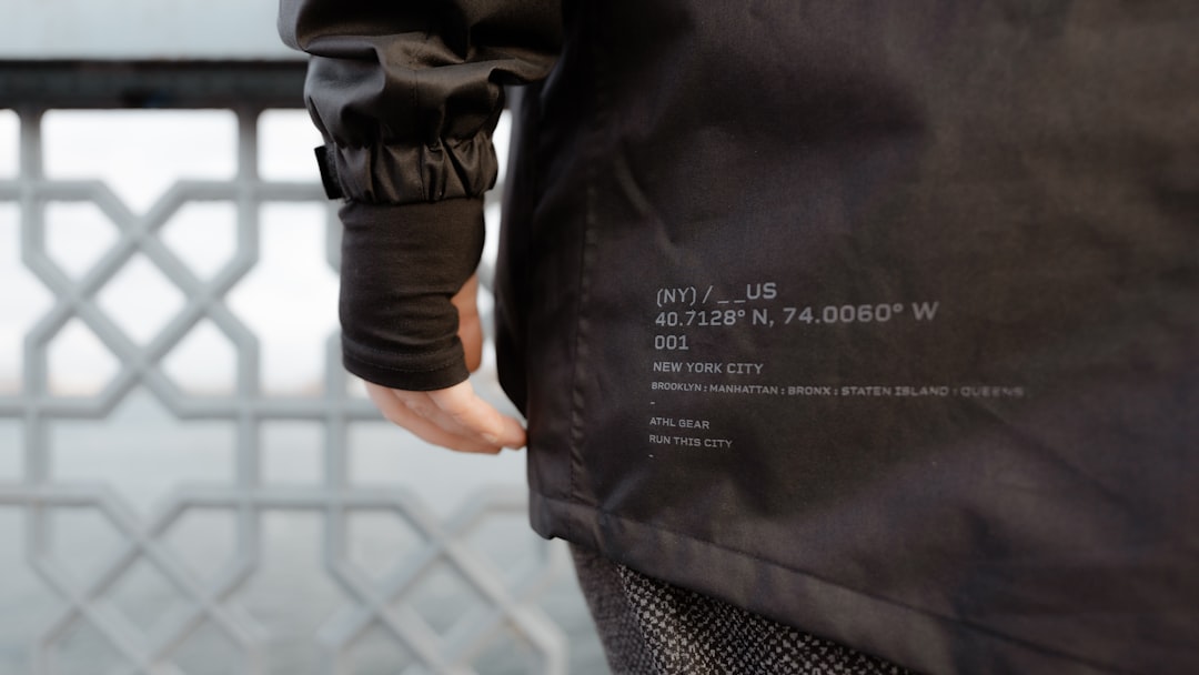 découvrez notre veste militaire pour homme, alliant style streetwear et fonctionnalité. parfaite pour un look urbain tendance et une protection optimale.