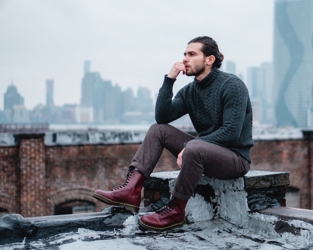 découvrez des tenues d'hiver élégantes et confortables pour hommes, alliant style et chaleur pour affronter la saison froide avec confiance.