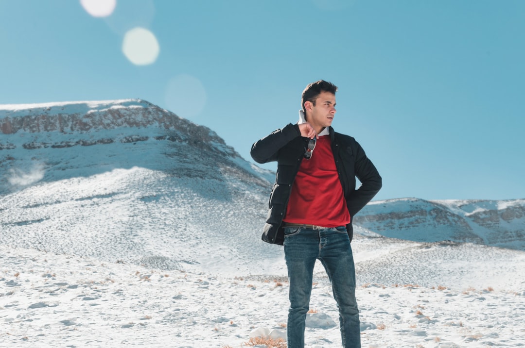 découvrez nos tenues d'hiver pour hommes alliant style et confort pour affronter la saison froide avec élégance.