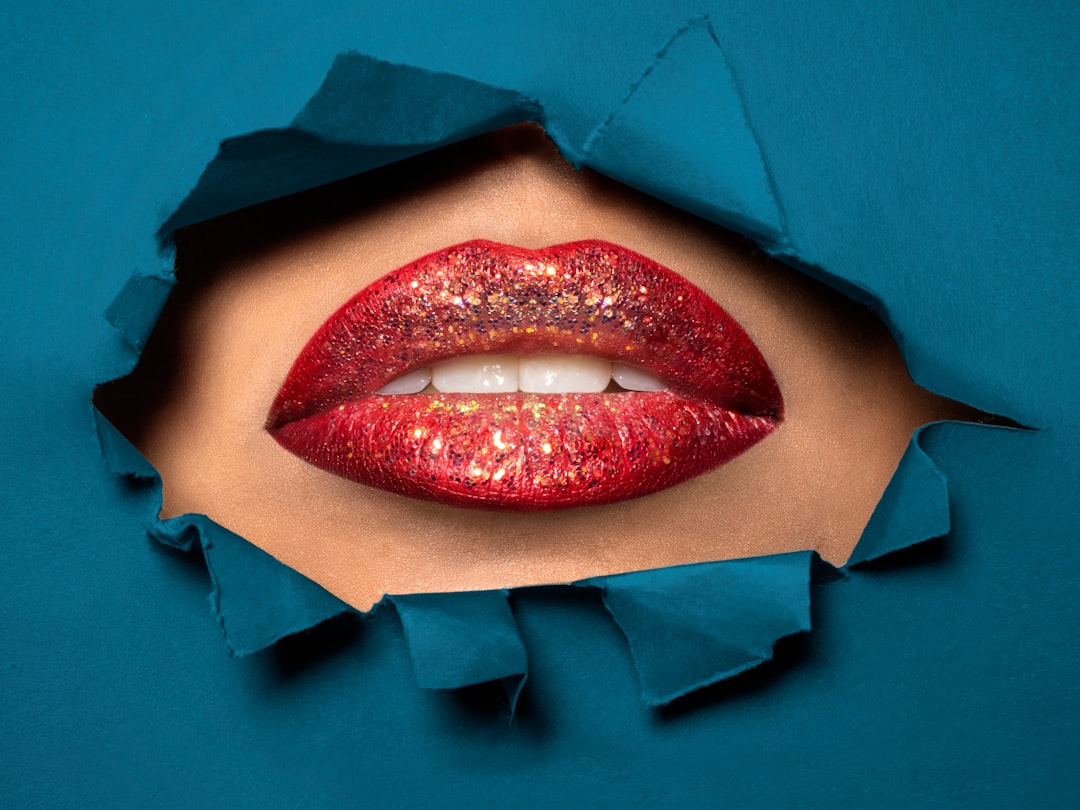 découvrez la tendance ombre lips pour des lèvres dégradées, subtiles et pleines de charme. offrez à votre sourire un effet naturel et sophistiqué qui fait sensation.