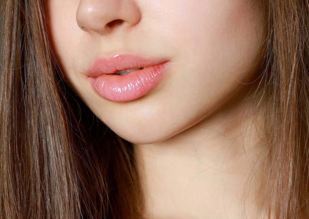 découvrez la tendance ombre lips pour des lèvres dégradées et modernes, alliant douceur et intensité pour un maquillage unique et sophistiqué.