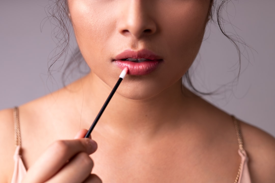 découvrez la technique ombre lips pour des lèvres parfaitement embellies avec un dégradé de couleurs subtile et sophistiqué, offrant un effet naturel et longue tenue.