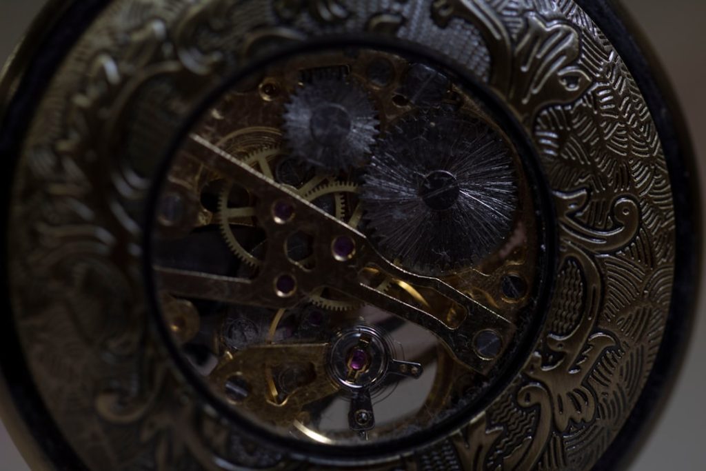 découvrez l'élégance intemporelle de la montre de poche, un accessoire classique alliant tradition et style vintage.